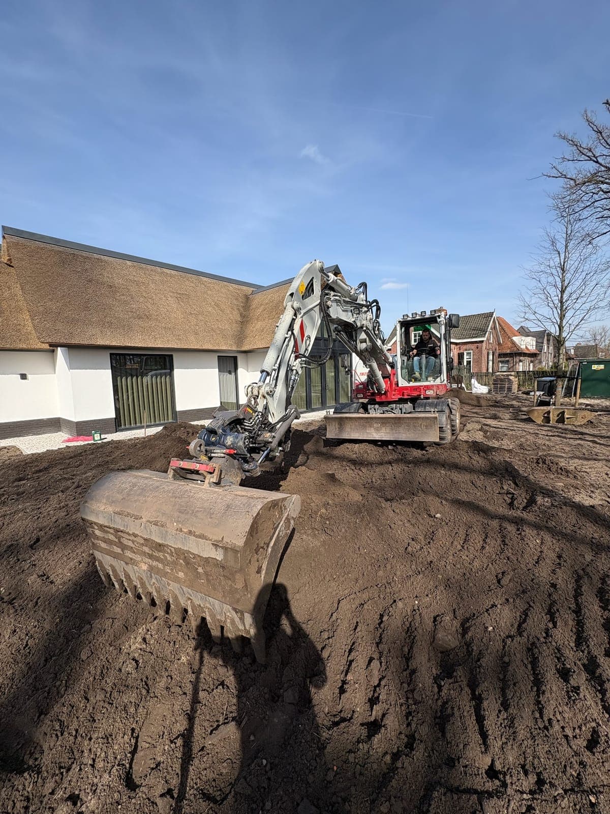 Graafmachine en dumper bij het ontgraven van een bouwterrein