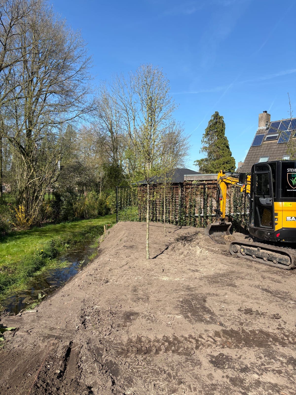Rupskraan tijdens het op hoogte brengen van het terrein