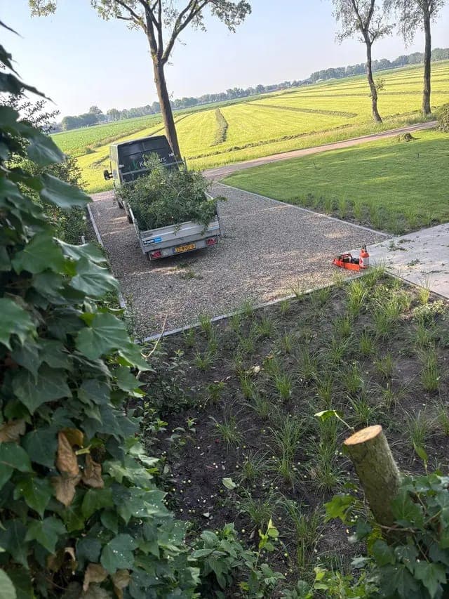 Aanhanger van J. Ketelaars geladen met snoeiafval