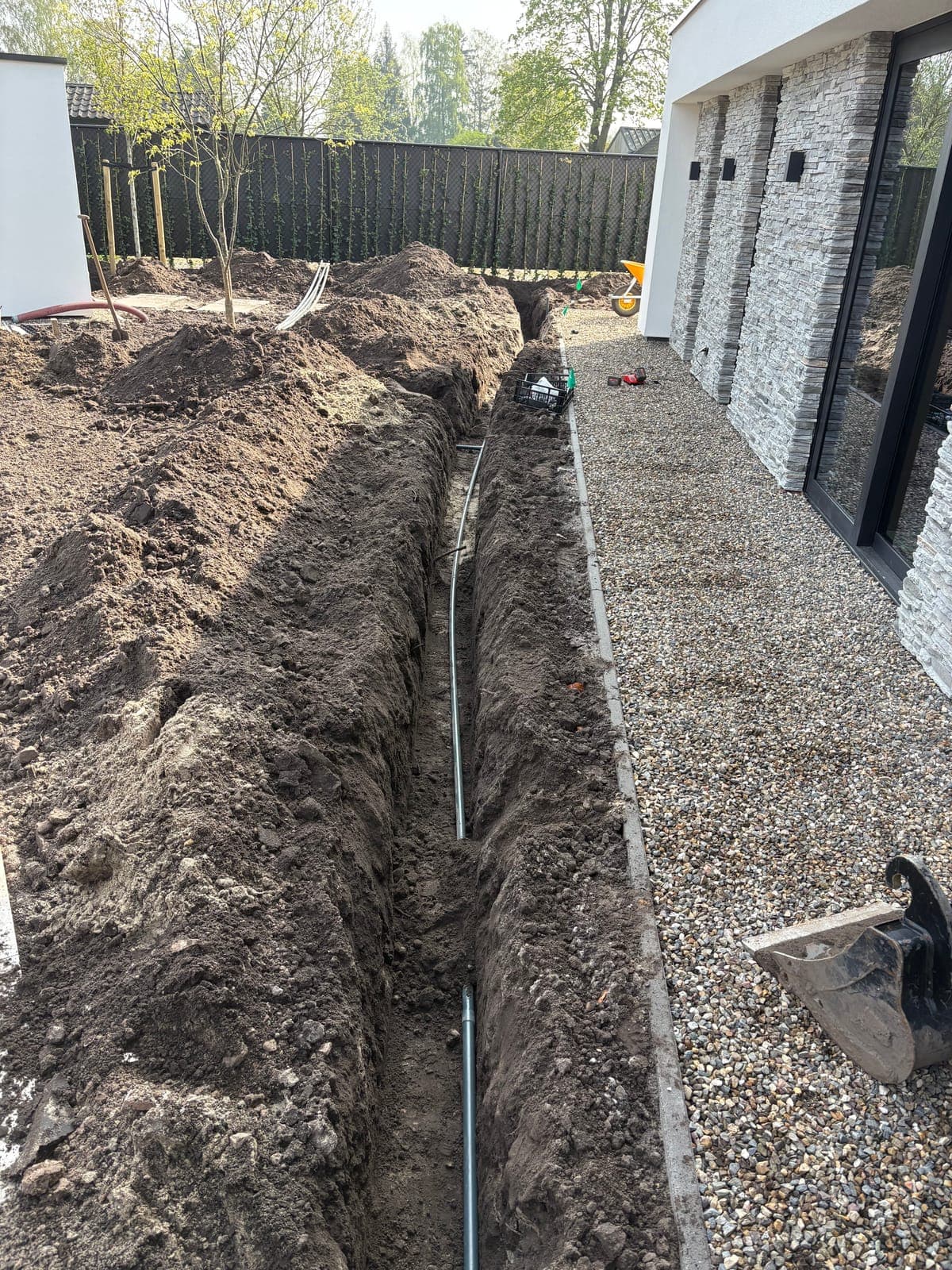 Sleuf met leiding voor de beregening van de tuin