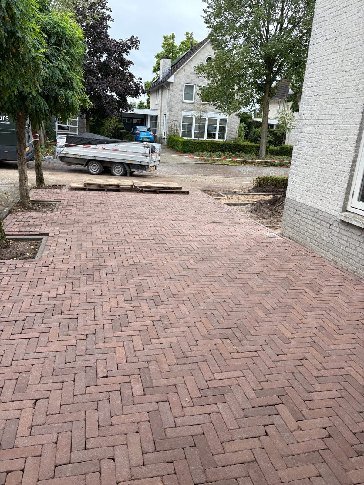 Oprit in elleboogverband met zicht op de straat
