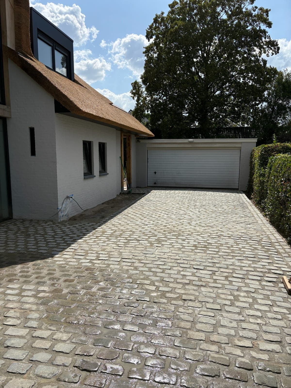 Kinderkoppen met een rand van siergrind langs de woning