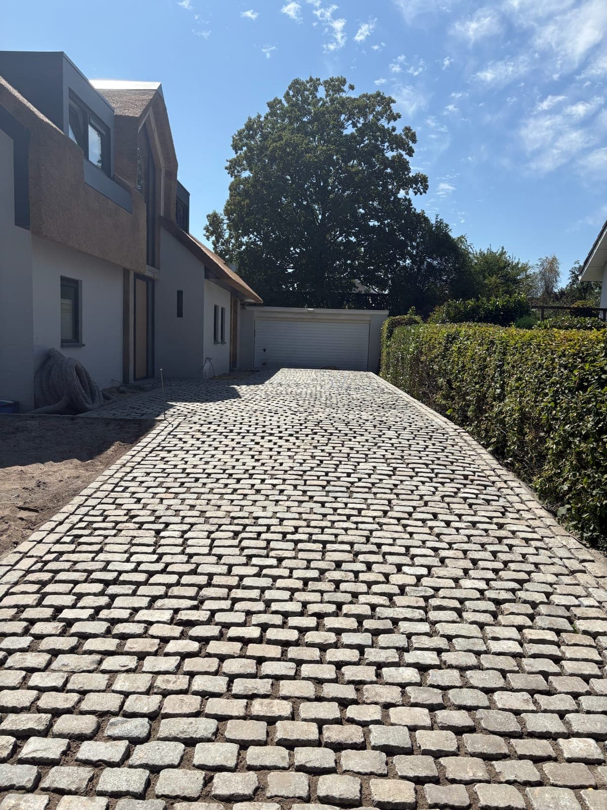 Oprit in kinderkoppen richting de garage