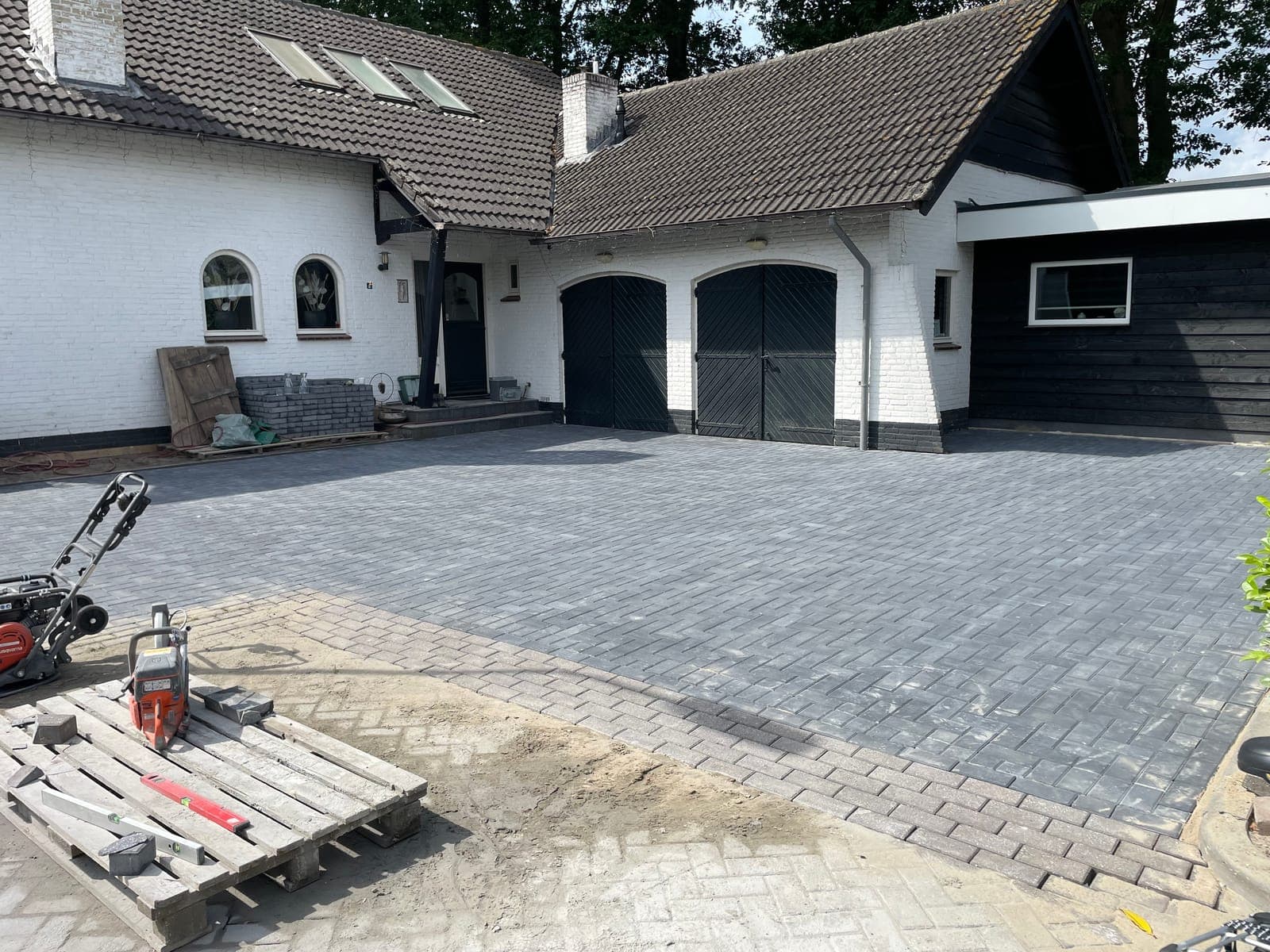 Oprit in betonklinkers tijdens de aanleg