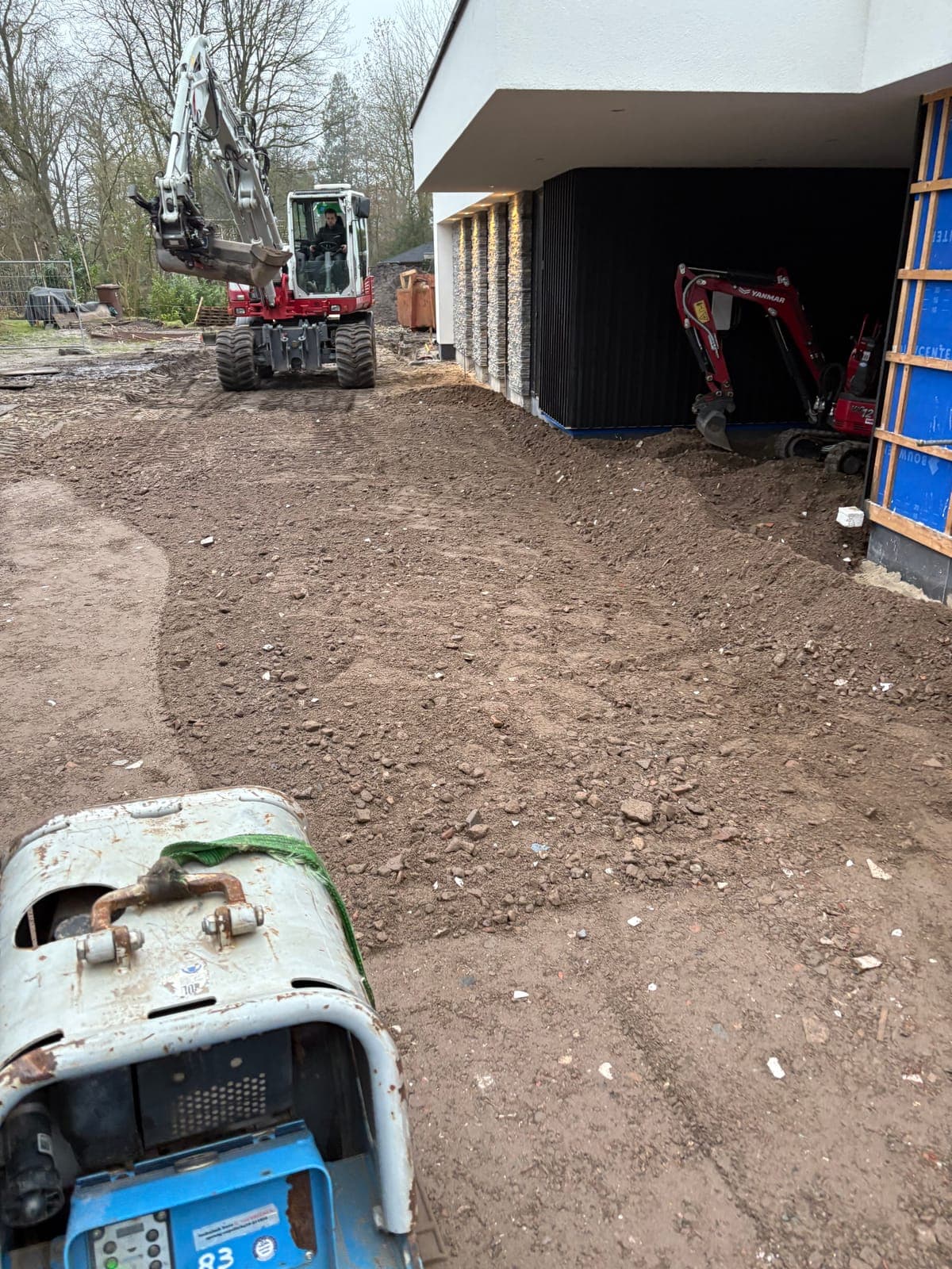 Grondwerk aan de voorzijde voor de nieuwe oprit