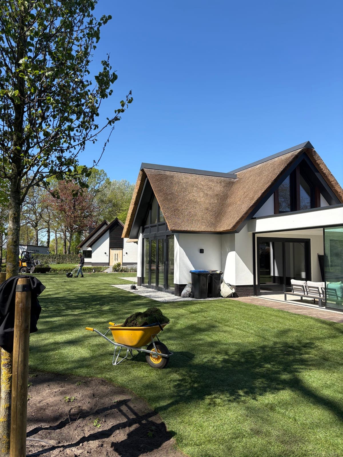 Rietgedekte woning met nieuw gazon