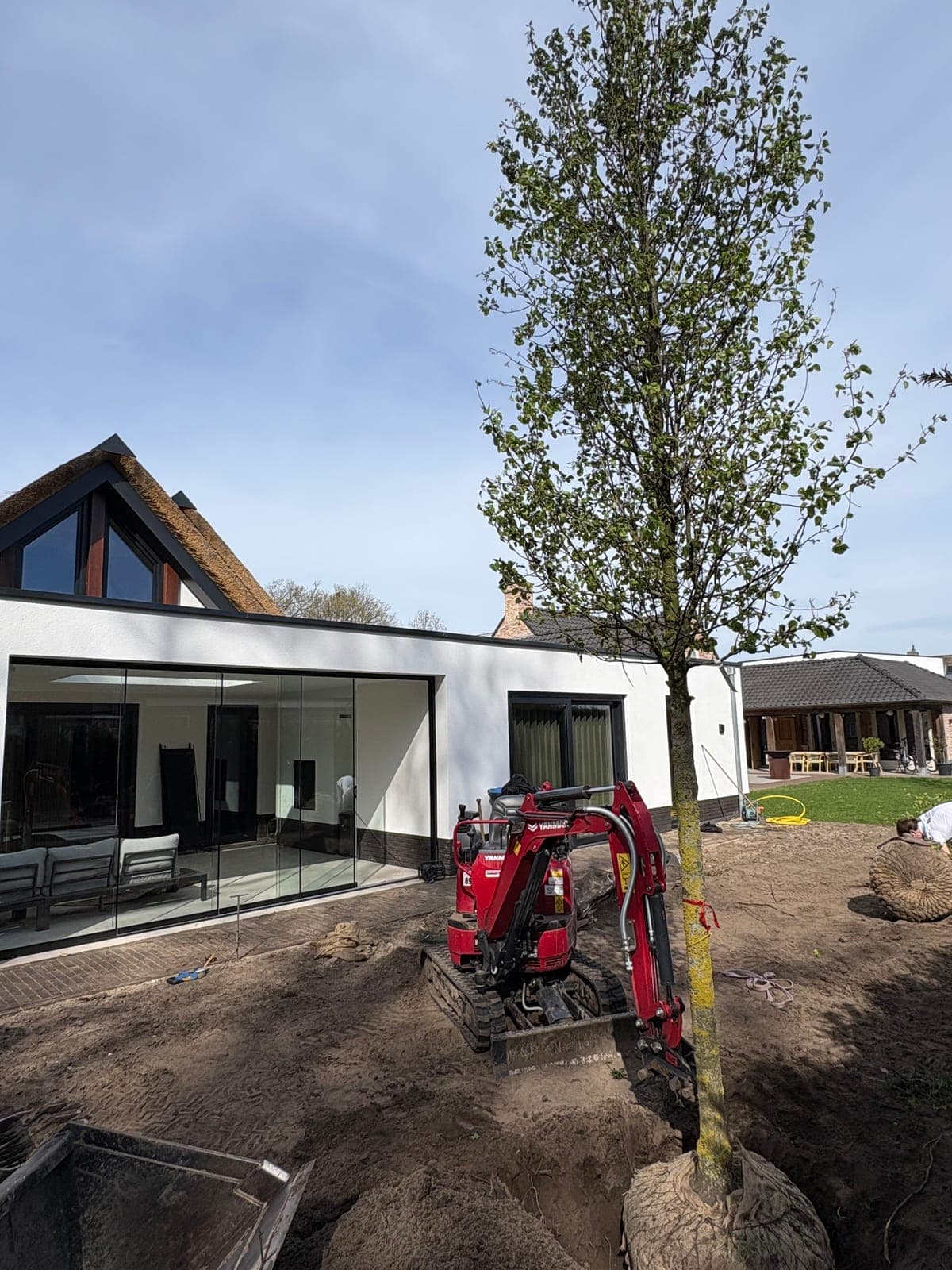 Planten van bomen met de minigraver