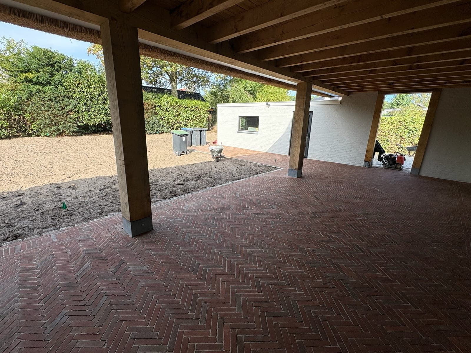 Houten overkapping met terras in visgraatverband