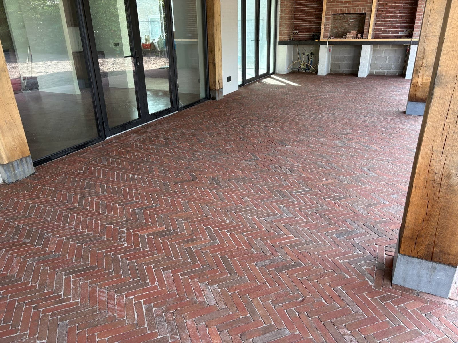 Overdekt terras in gebakken klinkers in visgraatverband