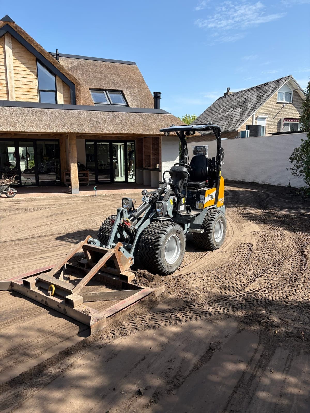 Terrein egaliseren met een kleine shovel