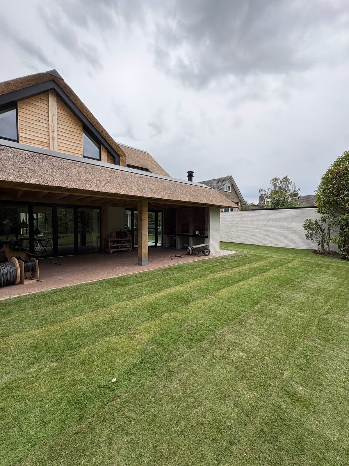 Achterzijde van de woning met overkapping en nieuw gazon