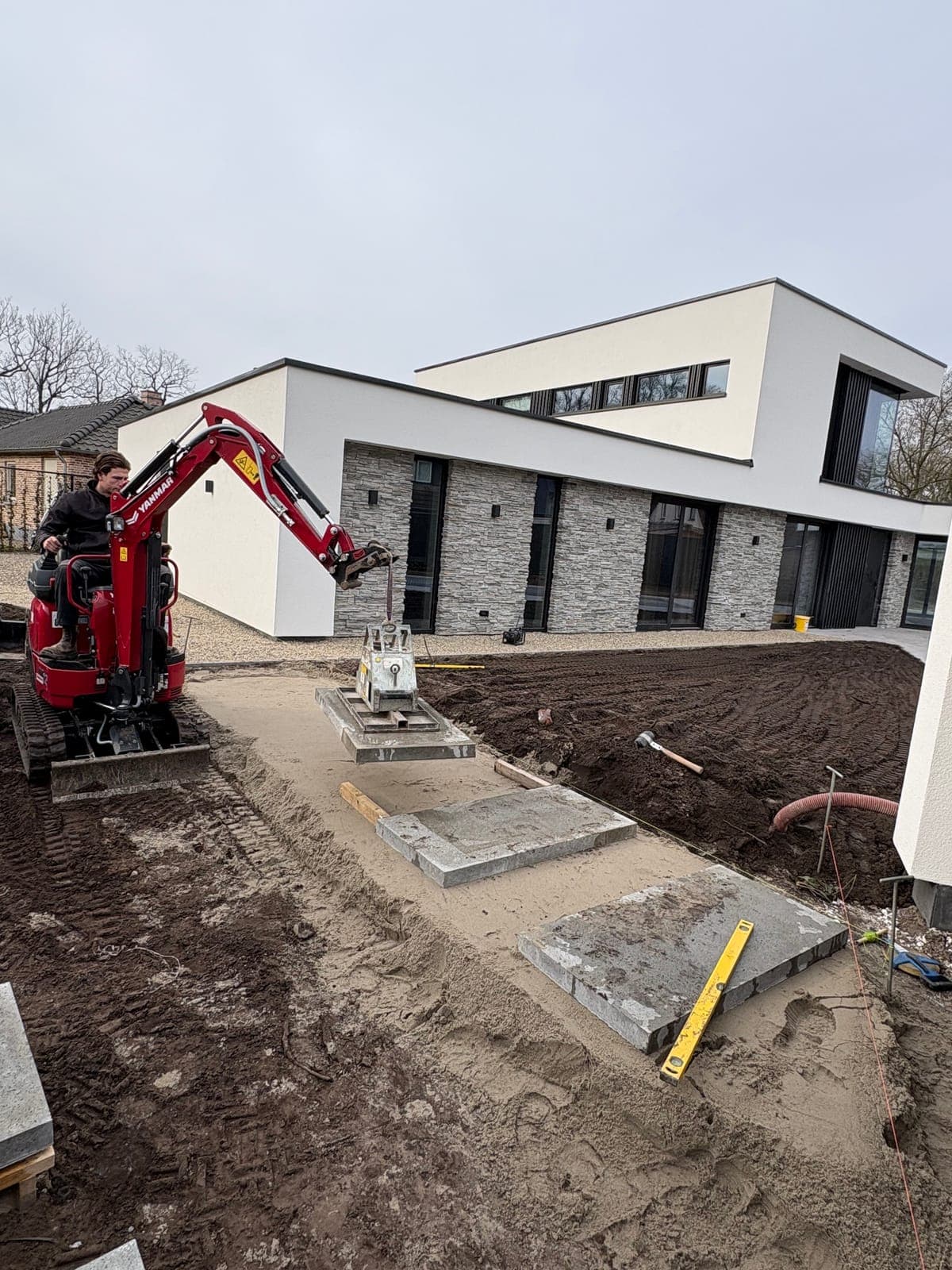 Grondwerk met minigraver rondom de woning